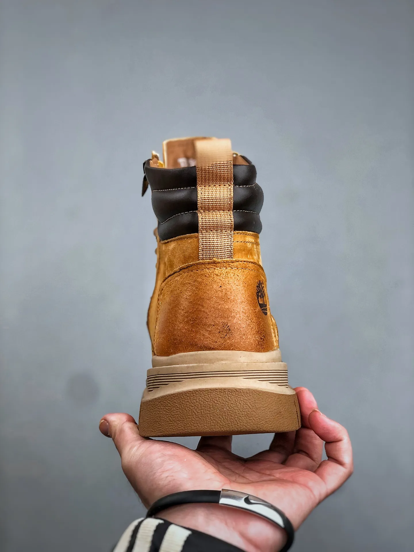 Welfare special price💰480 Timberland Timberland/Timberland new autumn and winter products (plush lining🔥warm and heat-locking) autumn and winter must-have outdoor casual rhubarb boots series #Guangdong Dachang quality original box original packaging fashion trend matching the fabric is made of Italian 🇮🇹 top frosted fine-grained cowhide with anti-odor and anti-corrosion genuine leather latex insoles. The outsole and hardware are all made from raw materials of the original factory. They are the same as the original Goodyear never-opening process. Good products do not kill pigs. The quality of the first order is strictly controlled. Exclusively released on the entire network. There is no doubt about the quality. The whole set of official website unified packaging gives you a perfect wearing experience. The quality is exquisite and durable. A must-have for sportsmen. Specially designed to prevent handsomeness. High-quality and first-class foot feel. Specially used for outdoor cold protection this winter. Daily casual matching. Size: 38 39 40 41 42 43 44 (leather shoe size)